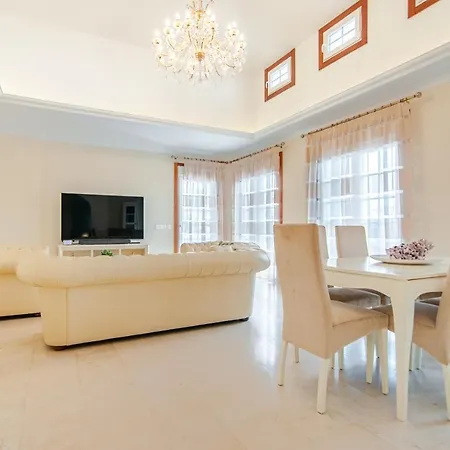 Villa Torriani With Heated Pool Ph11